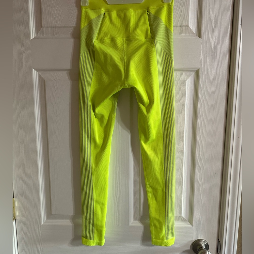 Fabletics Ultra High Waisted Seemless Sprint Legging - Picture 5 of 5